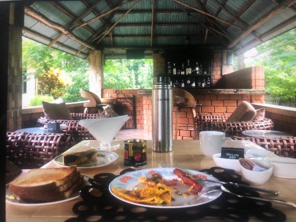 een tafel met een bord eten erop bij Tatys homestay in Dar es Salaam