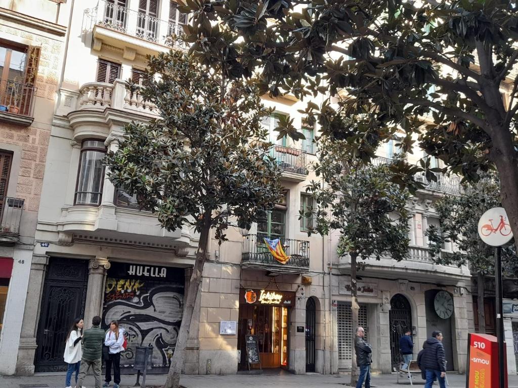 un groupe de personnes debout devant un bâtiment dans l'établissement Nisia B&B, à Barcelone