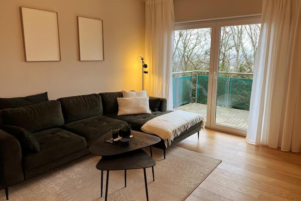ein Wohnzimmer mit einem Sofa und einem Tisch in der Unterkunft Top sanierte Wohnung nahe Winterberg Klinikum in Saarbrücken