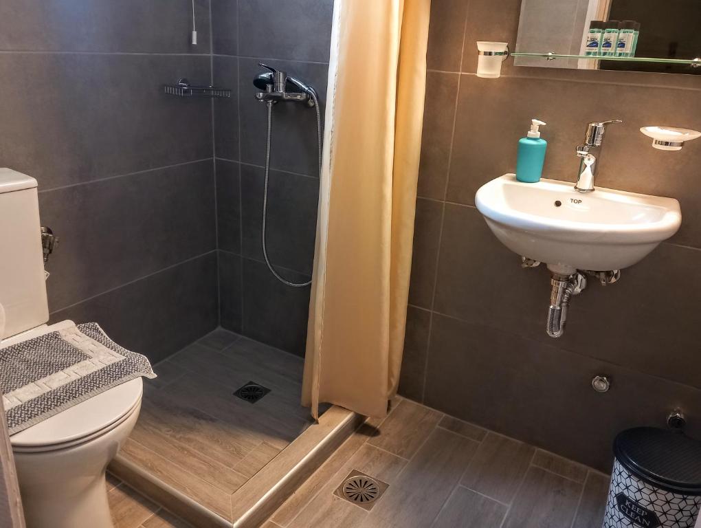 Koupelna v ubytování Evgenia Rooms