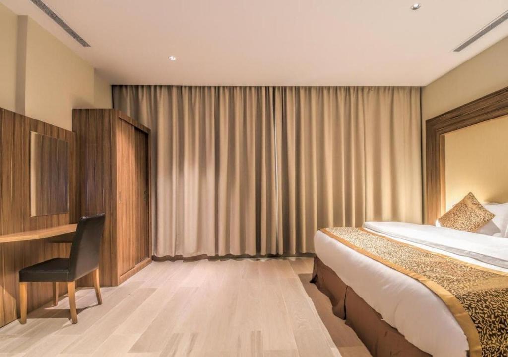 a hotel room with a bed and a desk at تيارا للوحدات السكنية والشقق المخدومة in Jeddah