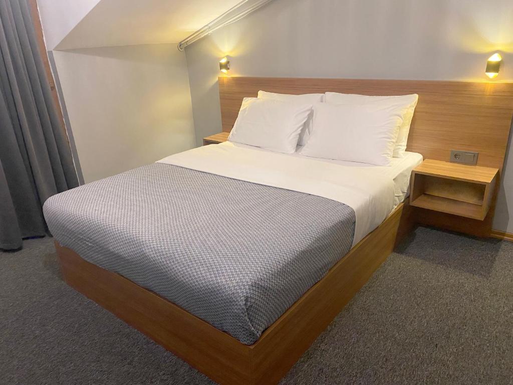 Postel nebo postele na pokoji v ubytování Rosse Hotel