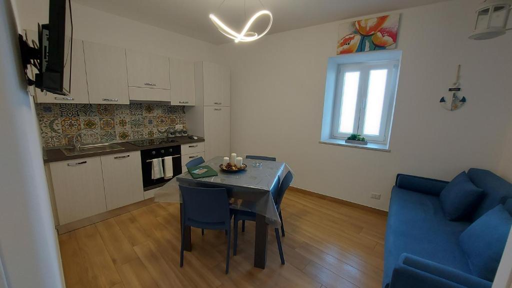 Kuchyňa alebo kuchynka v ubytovaní Marina House