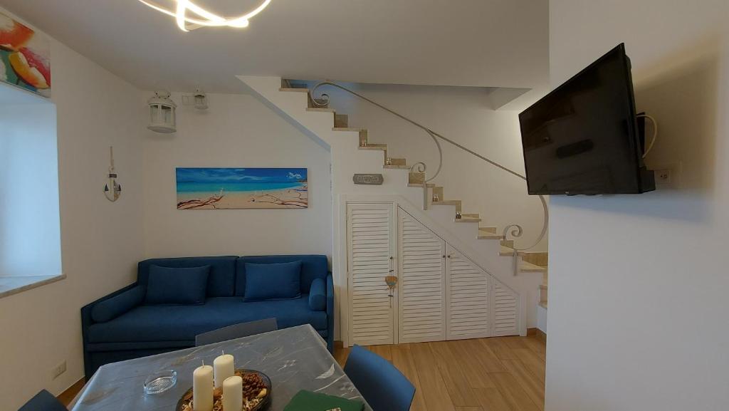 Televízia a/alebo spoločenská miestnosť v ubytovaní Marina House