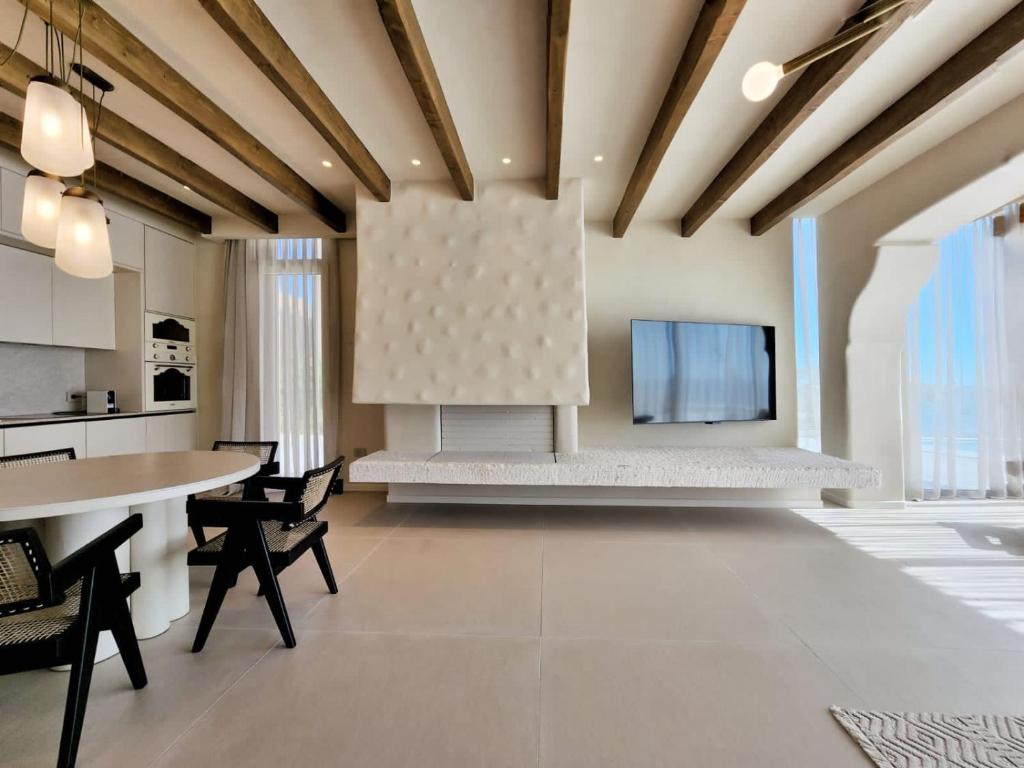 Del Mar Luxury 6 Bedroom Villa with Private Pool and Seafront - Image 8
