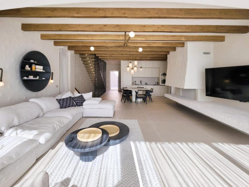 Del Mar Luxury 6 Bedroom Villa with Private Pool and Seafront - Image 4