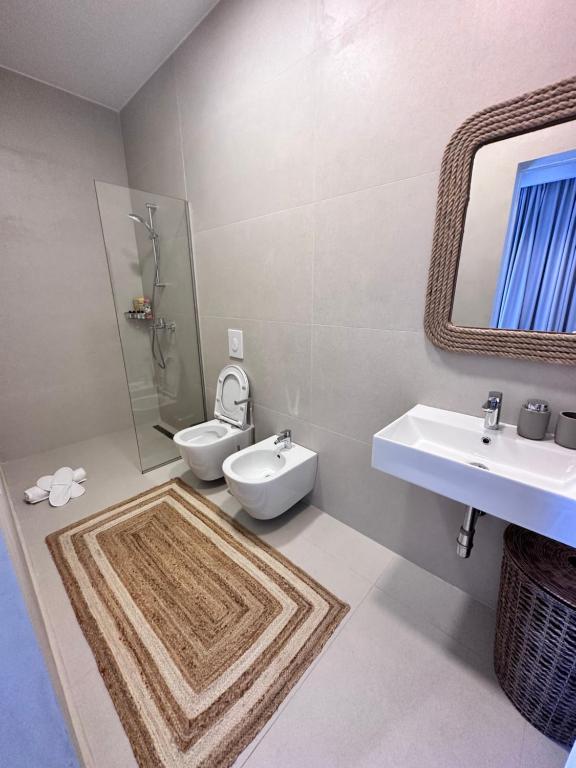 Del Mar Luxury 6 Bedroom Villa with Private Pool and Seafront - Image 2