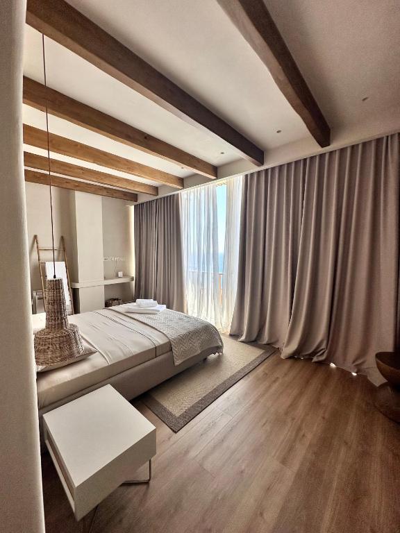 Del Mar Luxury 6 Bedroom Villa with Private Pool and Seafront - Image 6