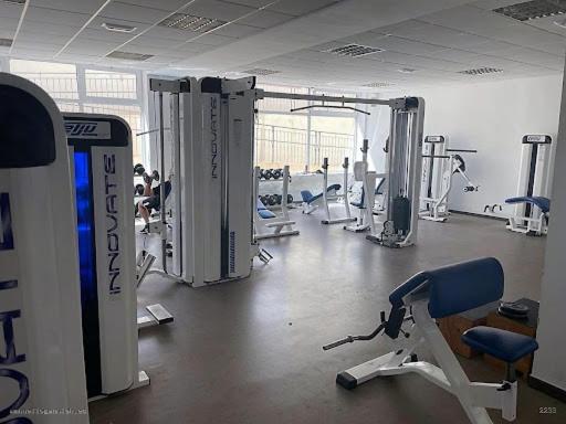 een fitnessruimte met loopbanden en stoelen in een kamer bij Residencial Vereda Golf in Roquetas de Mar