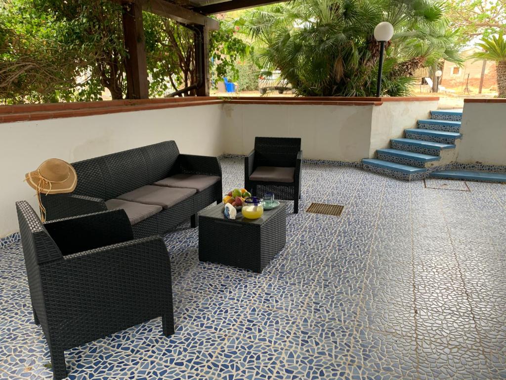 A seating area at Villa Delfino Blu con accesso diretto al mare dalla scogliera e privacy impagabile.