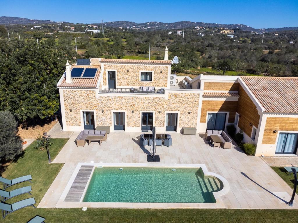 een luchtzicht op een villa met een zwembad bij Villa Le Verger 15 minutes de Faro in Estói