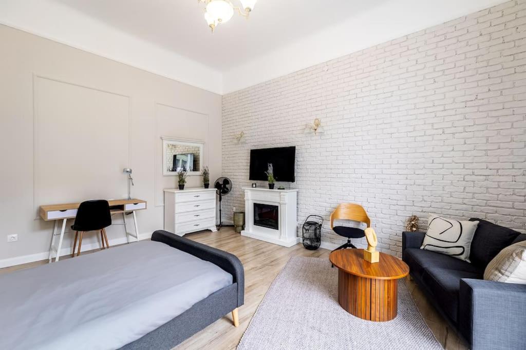 Modern 3 Bedrooms Apartment 1068 Budapest, 93 Szondi utca kép - 1