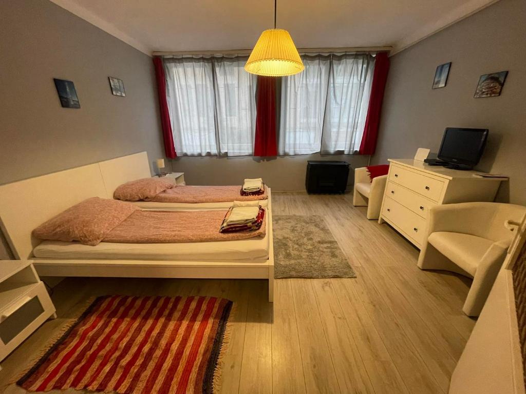 ブダペストにあるBenkoapartmentsのベッドルーム1室(ベッド1台付)、リビングルームが備わります。