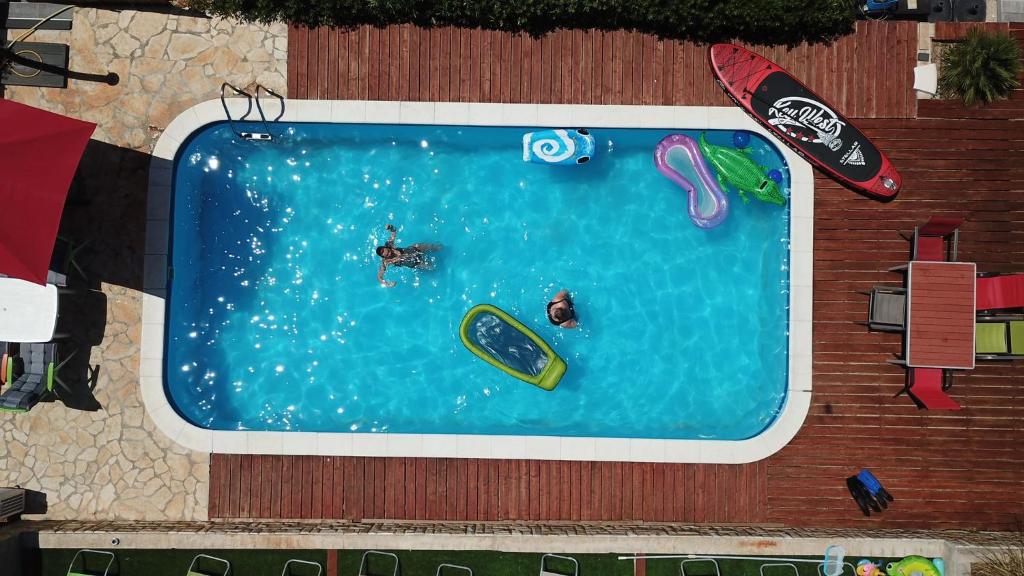 eine Draufsicht auf einen Swimmingpool mit Menschen darin in der Unterkunft Gumla House in Stara Novalja
