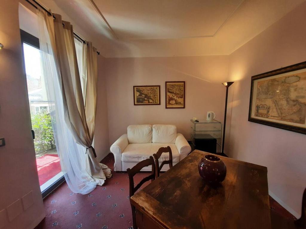 een woonkamer met een bank en een tafel bij Suite Rose in Camerano