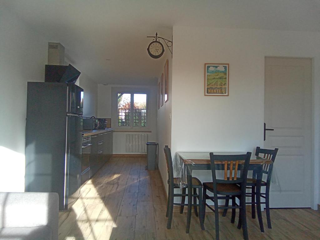 a kitchen and dining room with a table and chairs at Maison 2 pièces, 4 personnes in Le Loroux-Bottereau
