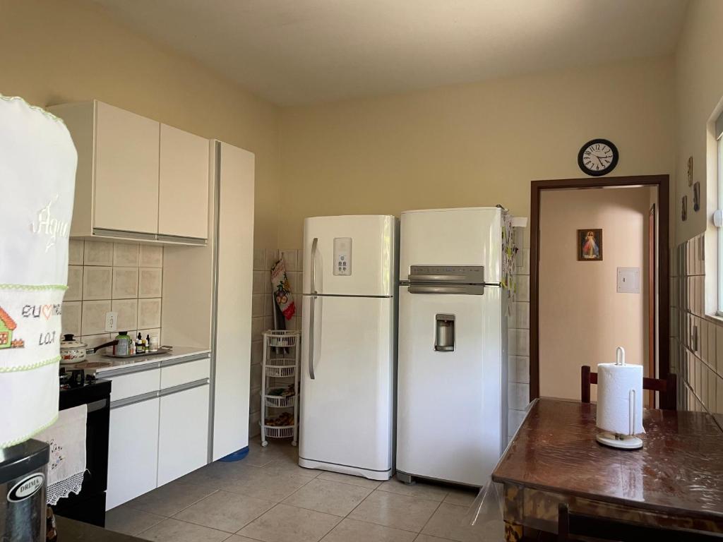 una cucina con 2 frigoriferi bianchi di Espaço Verde a São Mateus