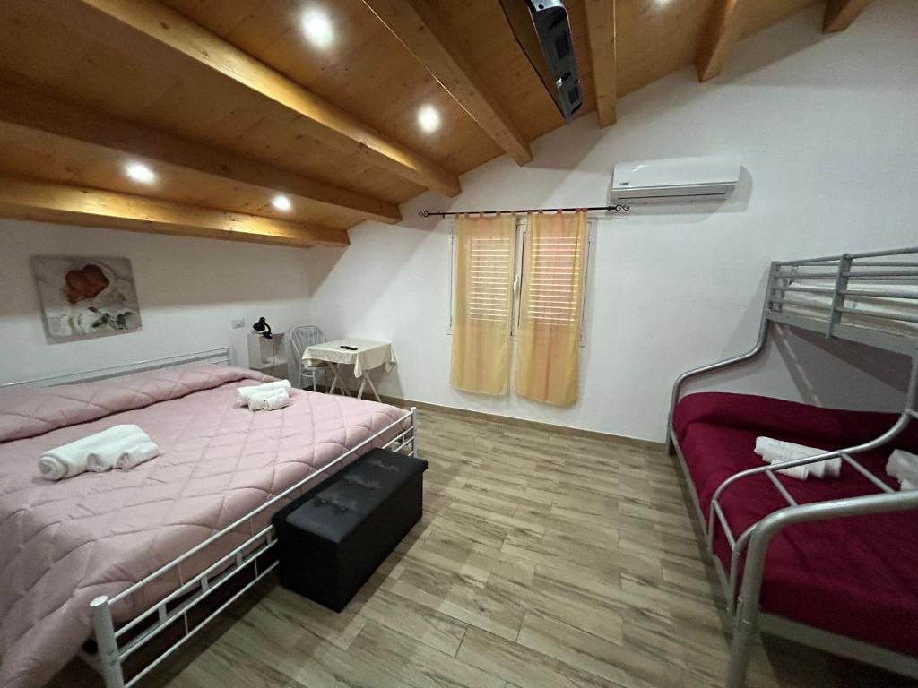 Debel house في مارينا دي راغوزا: غرفة نوم فيها سرير ومكتب