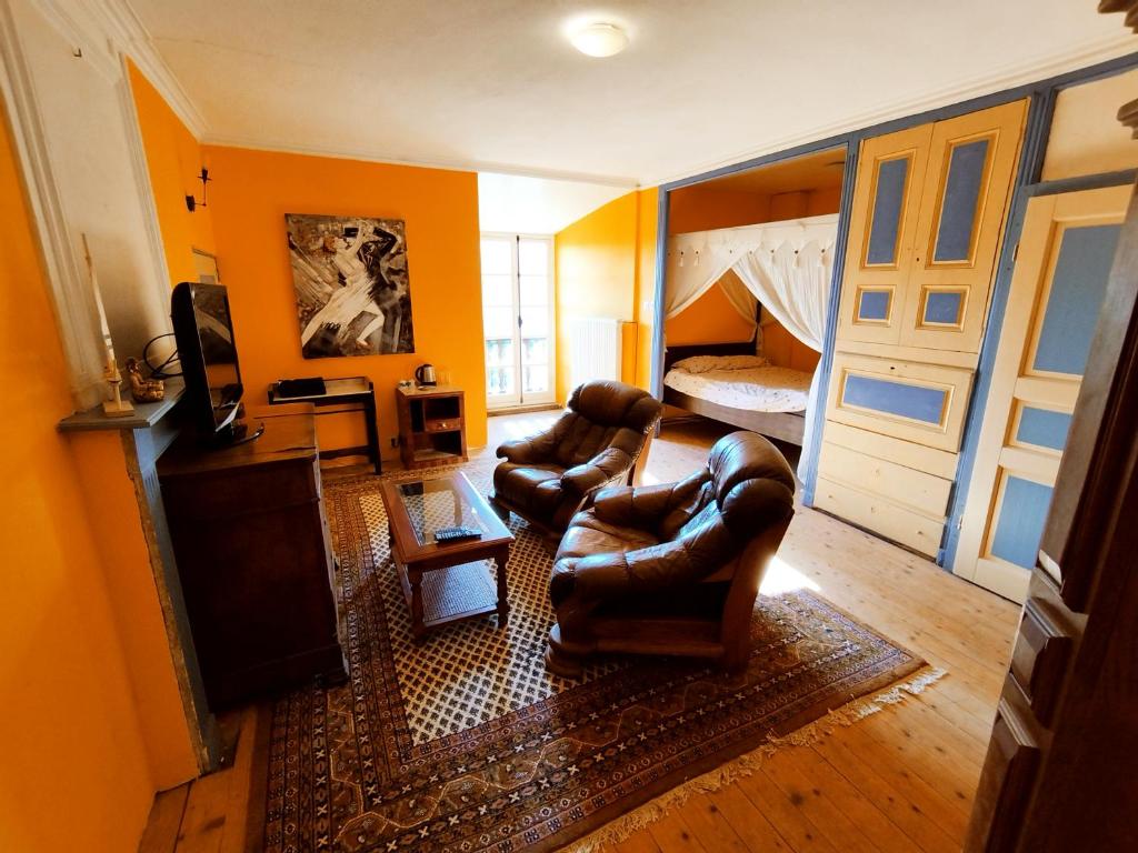 MontégutにあるChateau Montegutのリビングルーム(ソファ付)、ベッドルーム1室が備わります。