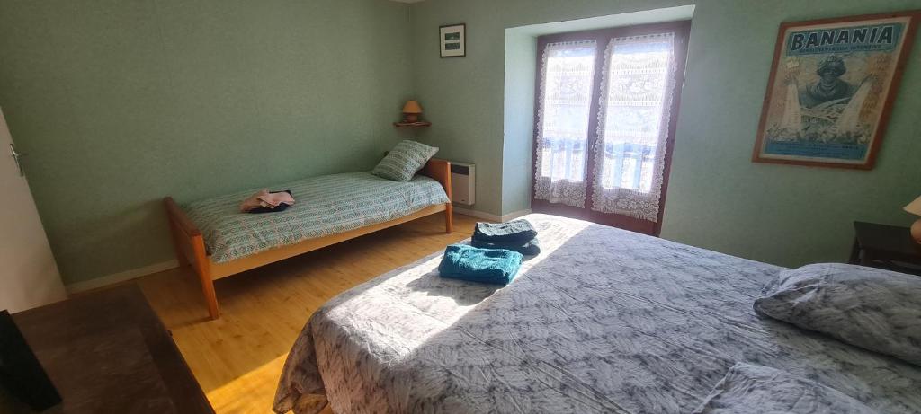 ein Schlafzimmer mit 2 Betten und einer Tasche auf dem Boden in der Unterkunft gîte la tanière de claire in Ségur