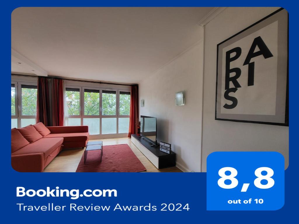 ein Wohnzimmer mit einem roten Sofa und einem TV in der Unterkunft Spacious Apartment near Paris, for Family and Friends in Montrouge