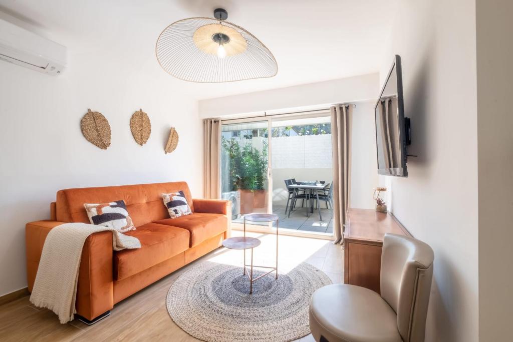 un salon avec un canapé et une table dans l'établissement  Idéal famille  Appartement tout confort dans résidence avec piscine !, à Cannes