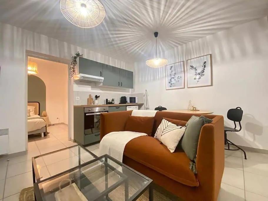 ein Wohnzimmer mit einem Sofa und einem Tisch in der Unterkunft Casa Paoli_Centre gare + parking in Annecy