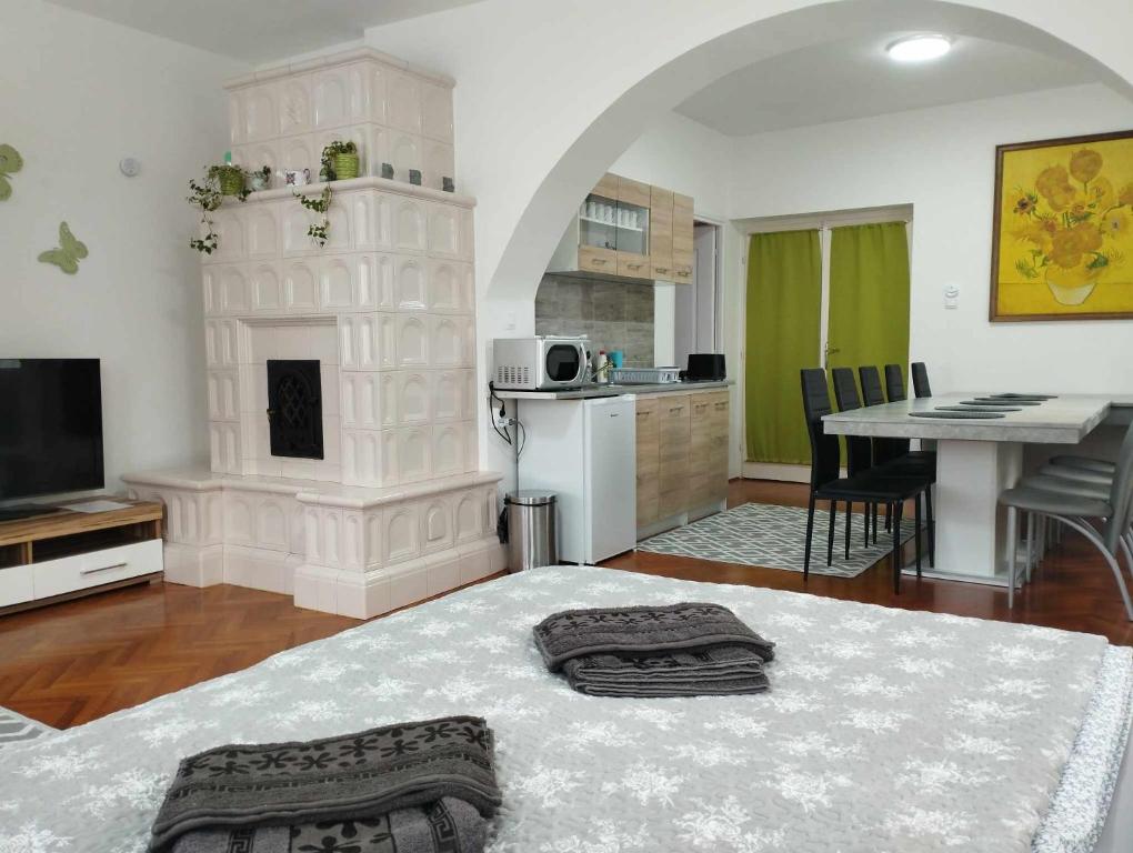 duży salon ze stołem i kuchnią w obiekcie Viola Apartmanház w Bogácsu