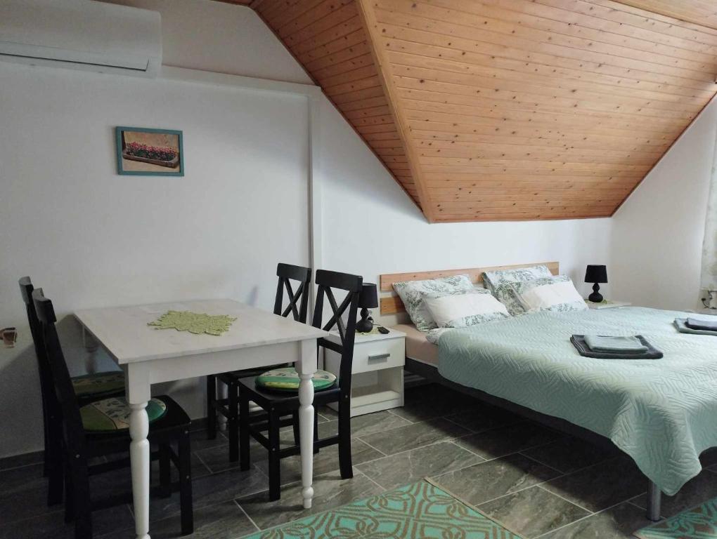 Łóżko lub łóżka w pokoju w obiekcie Viola Apartmanház