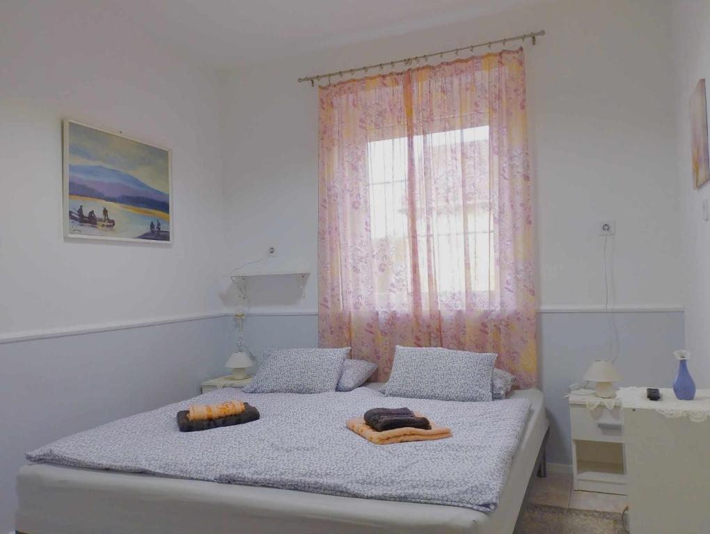 Łóżko lub łóżka w pokoju w obiekcie Viola Apartmanház