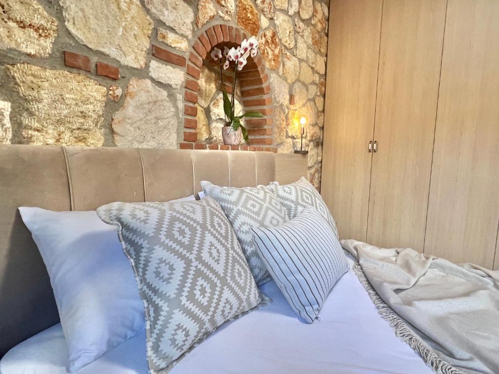 Łóżko lub łóżka w pokoju w obiekcie Boutique Stone Houses