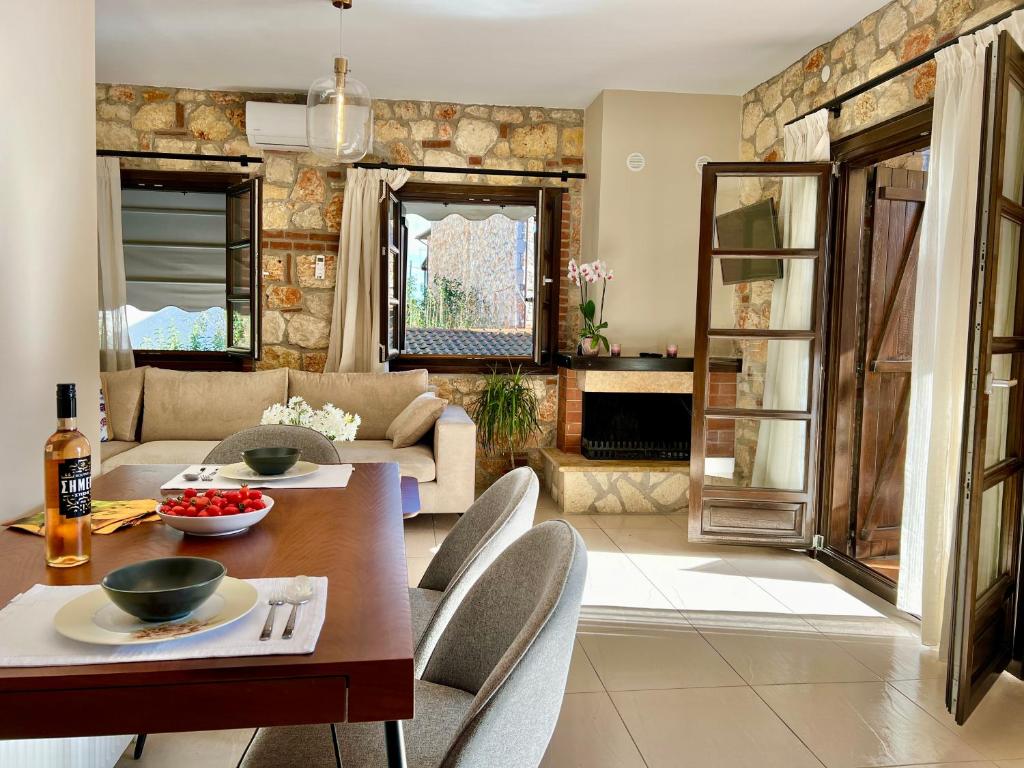 salon ze stołem i krzesłami w obiekcie Boutique Stone Houses w mieście Psakoudia