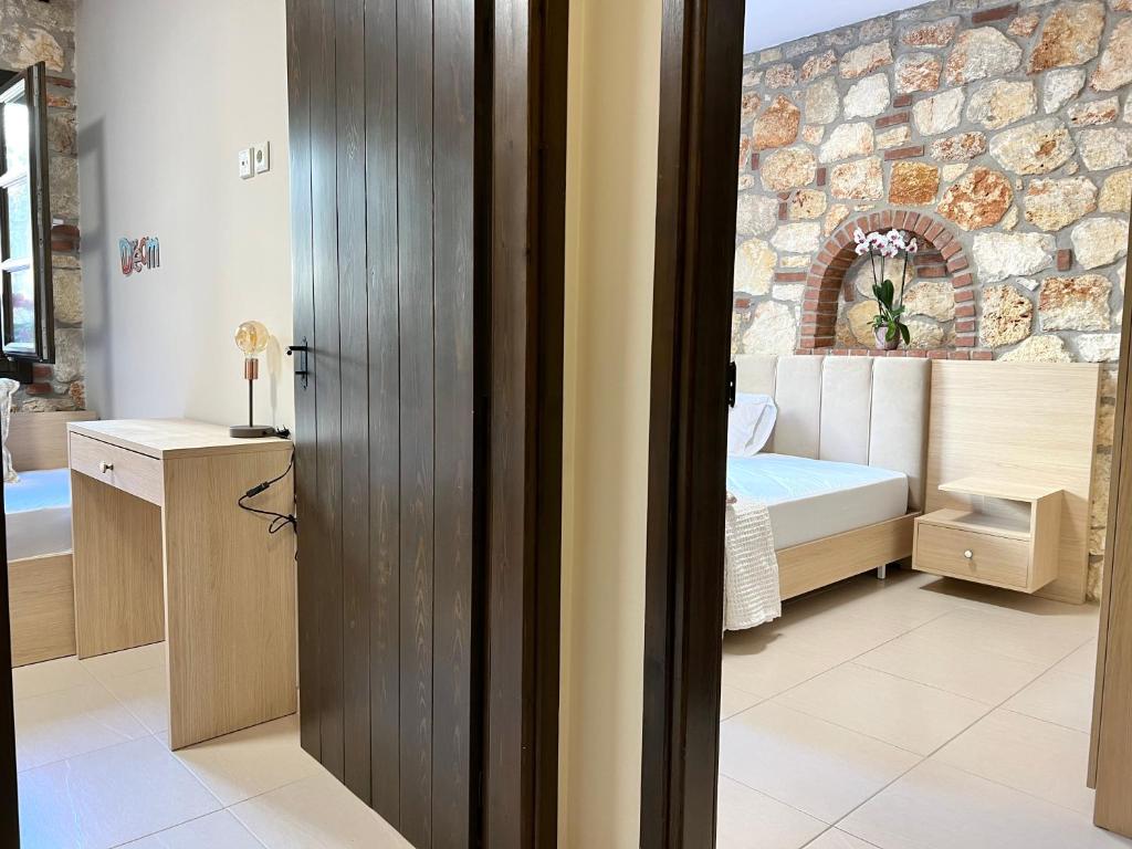 Łóżko lub łóżka w pokoju w obiekcie Boutique Stone Houses