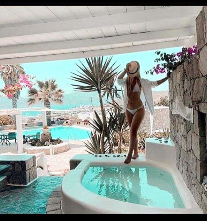 The swimming pool at or close to Villa Mina