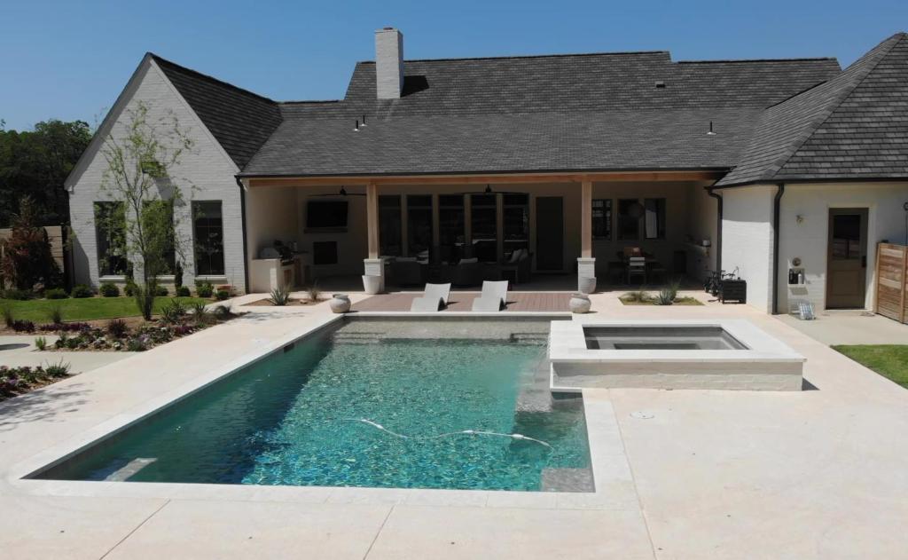 een zwembad voor een huis bij Southern Lake – Luxury Home in Texarkana in Texarkana