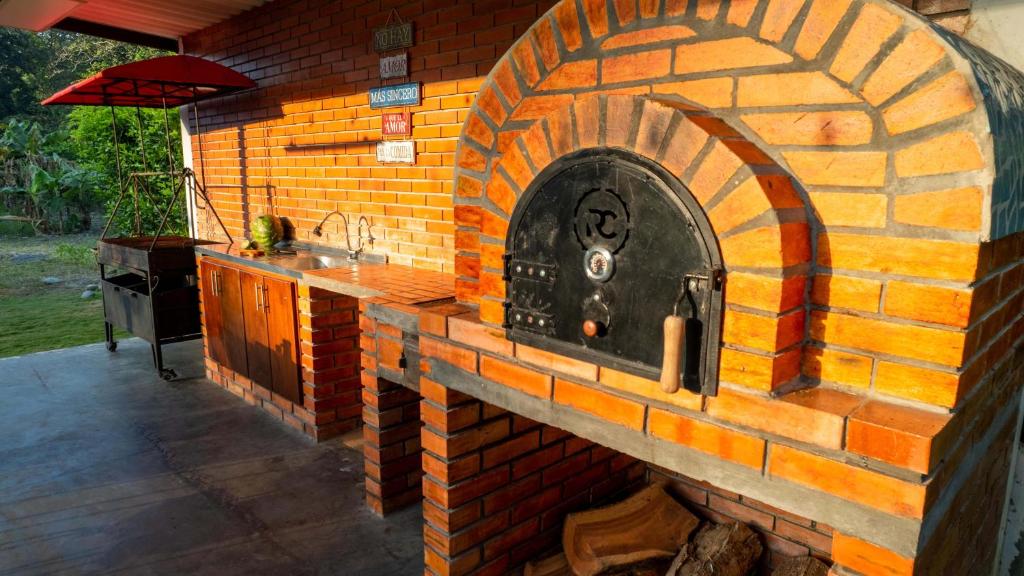 een bakstenen oven met een wastafel in een patio bij La Casa Campestre - Refugio in Granada