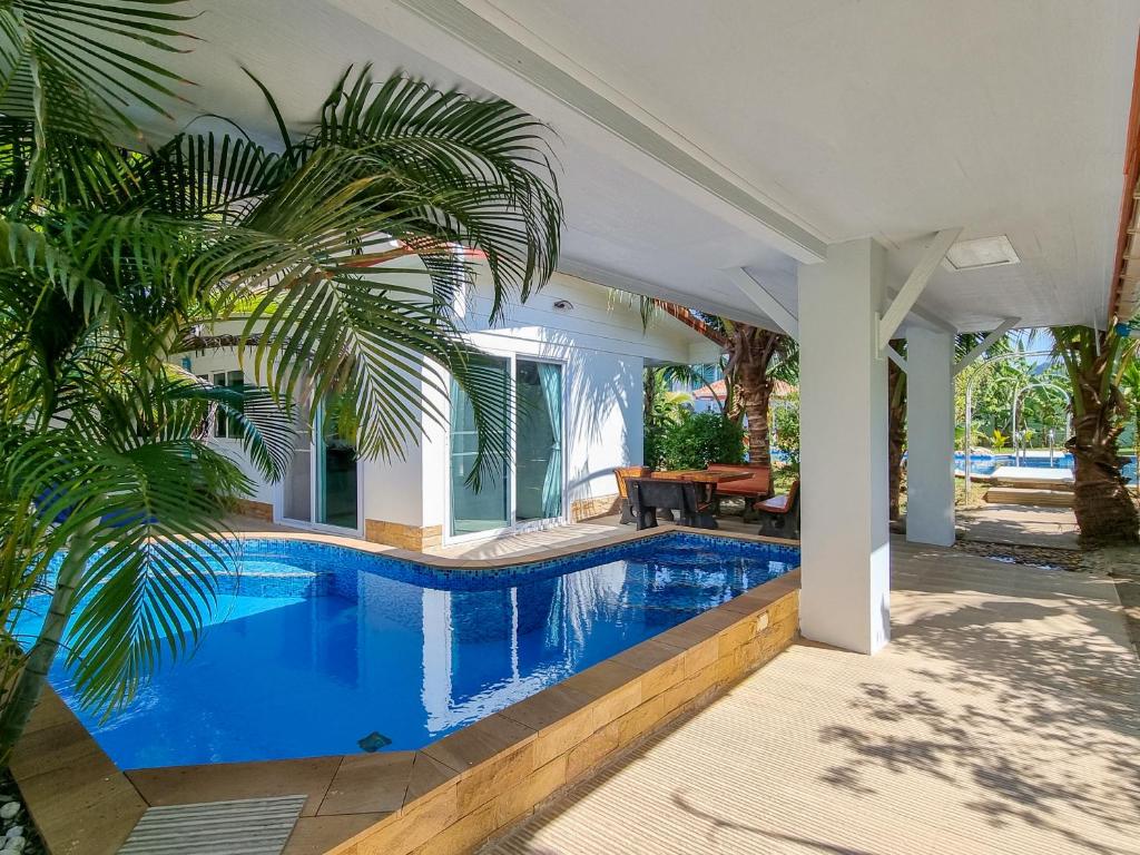 uma piscina interior numa casa em Tina's Living Paradise II - Guesthouses with private pool, 5 min to beach em Rayong