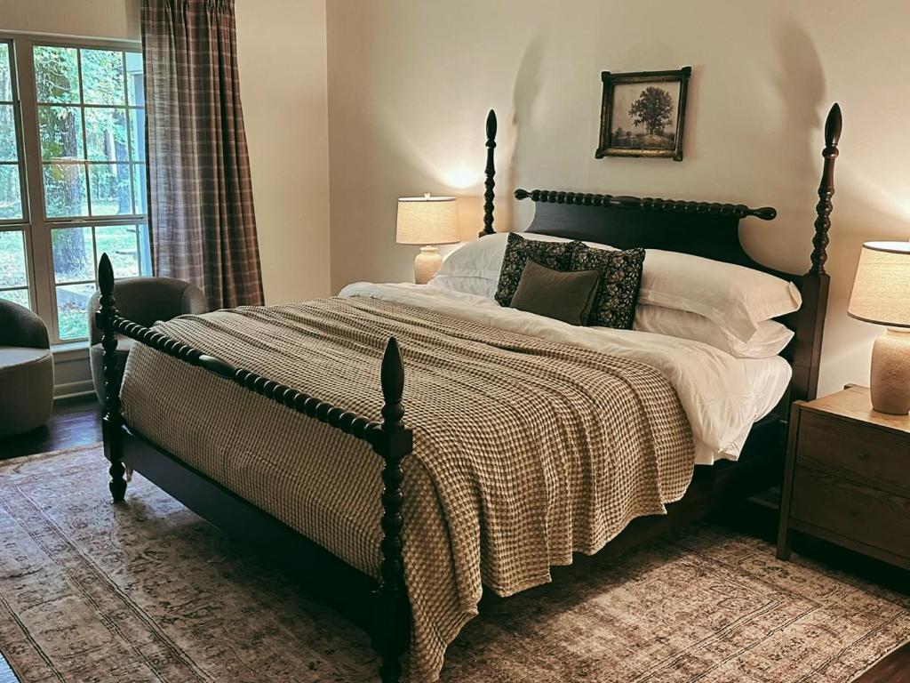 Säng eller sängar i ett rum på Texarkana Luxury 4BR Home on Bringle Lake Trail