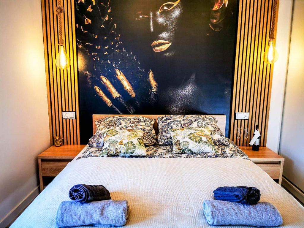 um quarto com uma cama com duas toalhas em Apartament Roku 2024' - JELEŃ & NATURA em Kudowa-Zdrój