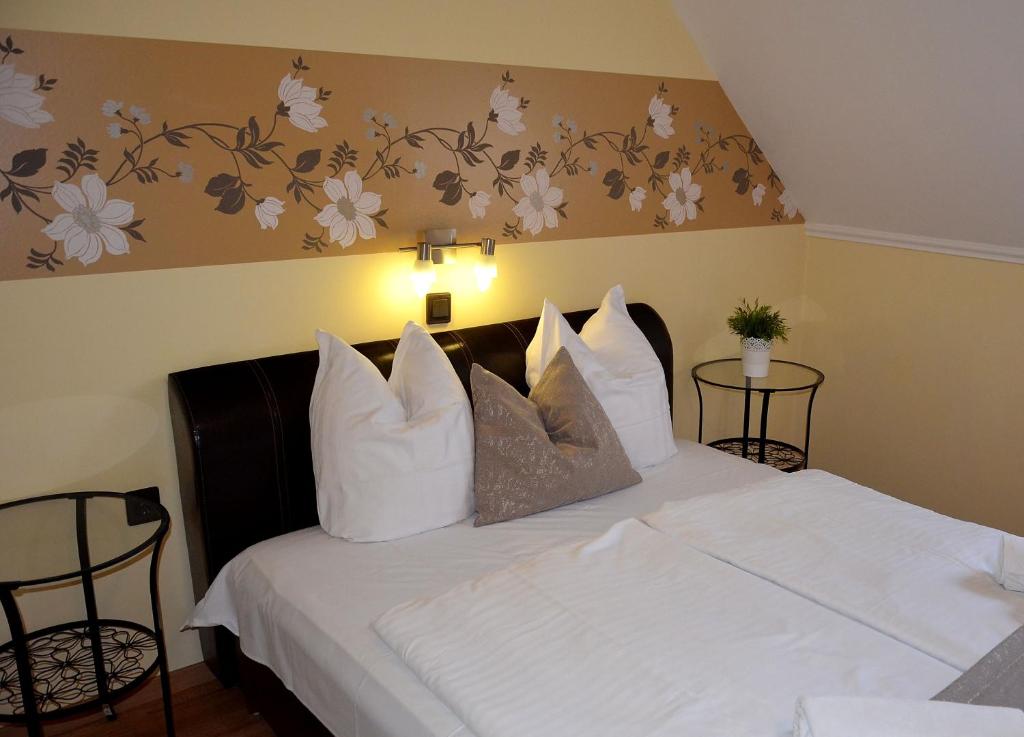 Postel nebo postele na pokoji v ubytování Adler Hotel & Wellness