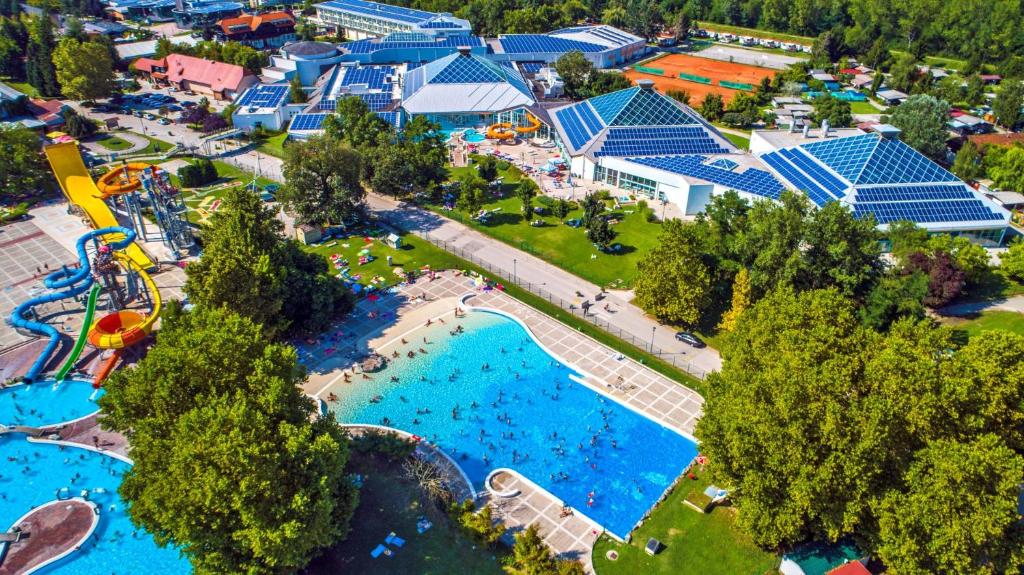 Bazén v ubytování Spa House Blue Lagoon in Terme Čatež nebo v jeho okolí