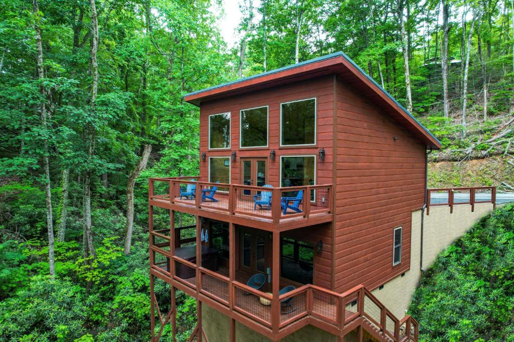 a tree house in the middle of the forest at New Cozy Mountain Cabin Hot Tub Near Downtown in Gatlinburg