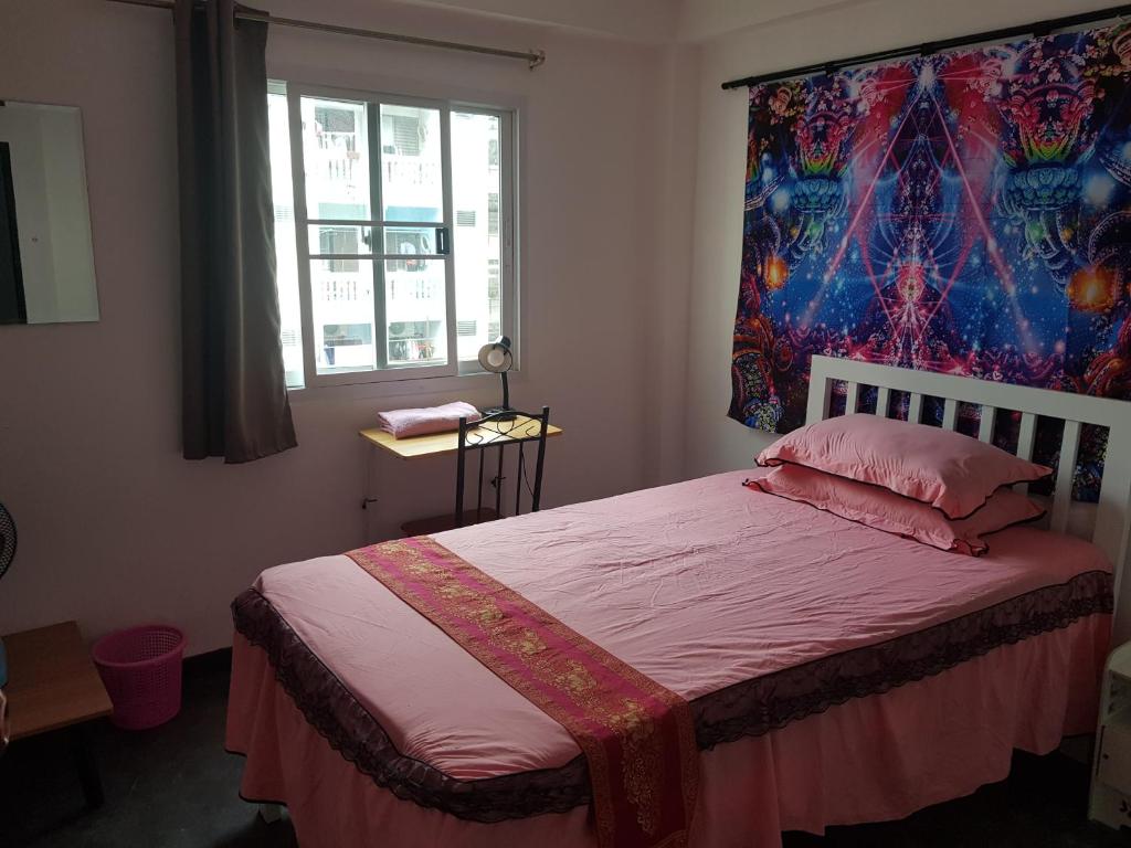 Schlafzimmer mit einem Bett und einem großen Fenster in der Unterkunft BTL Sunny in Bang O