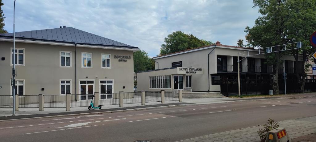 um edifício branco ao lado de uma rua em Hotel Esplanad em Mariehamn