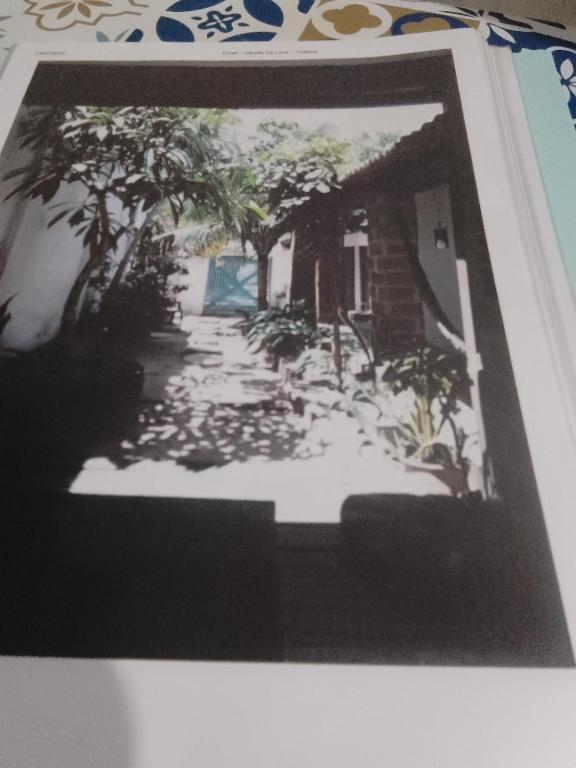 uma imagem a preto e branco de uma casa em Suítes de Aluguel em Jericoacoara
