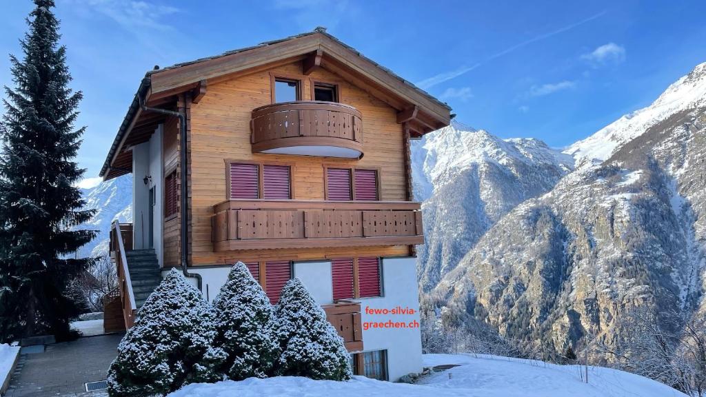 un edificio in legno con balcone in montagna di 250m zur Hannigalp und Bergpanorama a Grächen