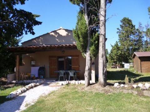 une petite maison avec une table en face dans l'établissement Les Calèches de Mado, à Maillane