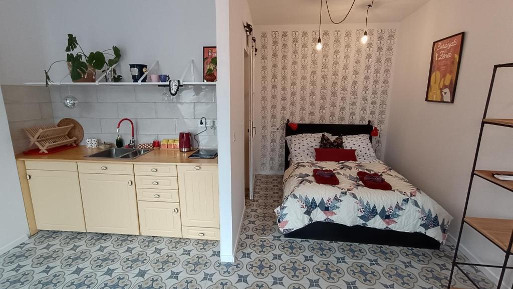 Dormitorio pequeño con cama y lavamanos en Porta Red, en Budapest
