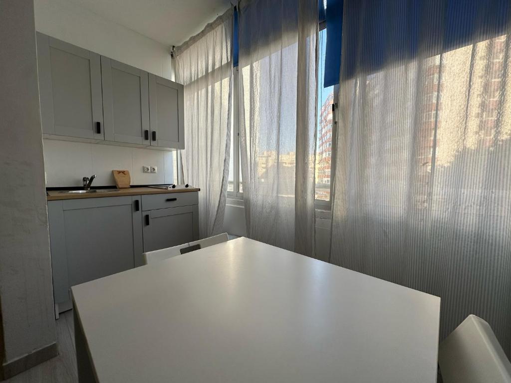 Kuchyňa alebo kuchynka v ubytovaní CG131 - Centro 50 metros, Playa 650 metros, Wifi, Fire Stick Amazon