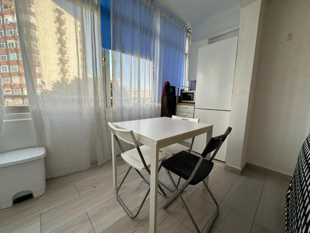 Televízia a/alebo spoločenská miestnosť v ubytovaní CG131 - Centro 50 metros, Playa 650 metros, Wifi, Fire Stick Amazon